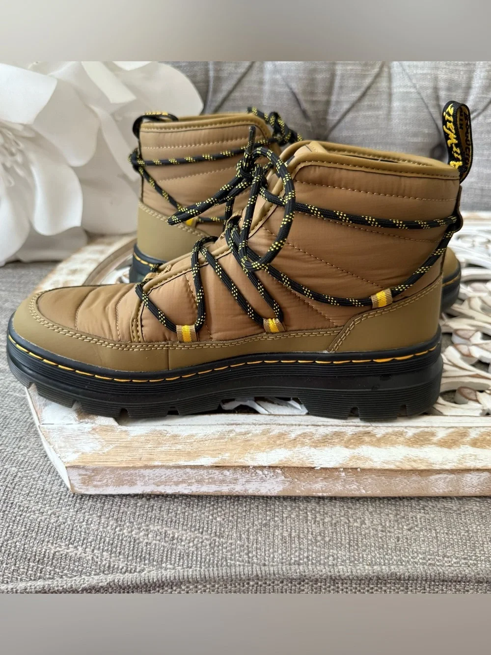 Dr. Martens Tan Combs Padded Quilted Lace-Up Hiking Boots 8 Women’s
